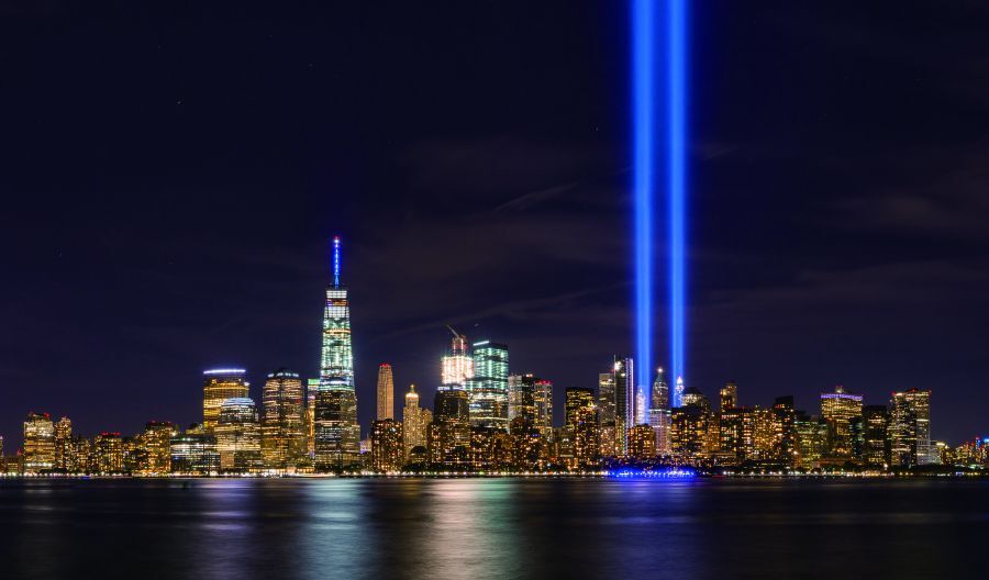 紀念911事件的兩道大型燈柱／Michael Ver Sprill 提供（iStock）